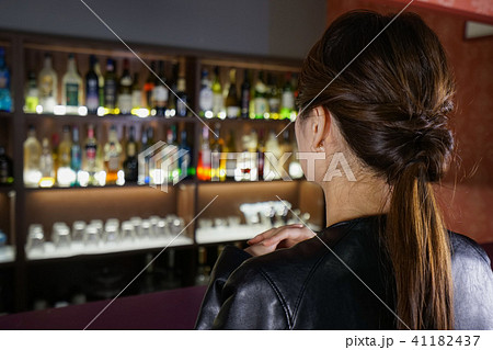 バーカウンターに座る大人の女性 バーカウンターに座る大人の女性 41182437