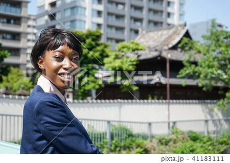 日本観光をする外国人女性 日本観光をする外国人女性 41183111