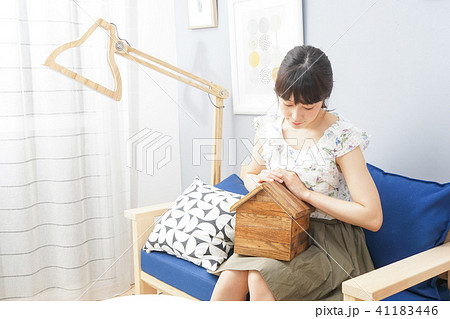 女性 家 イメージ 41183446