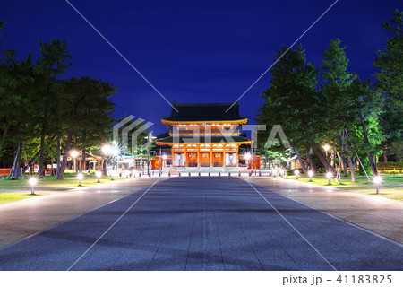 京都府 平安神宮のライトアップの写真素材 4115