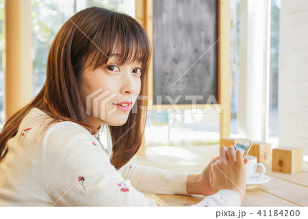 カフェでスマホを使う女性 カフェでスマホを使う女性 41184200