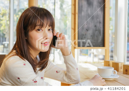 カフェでスマホを使う女性 カフェでスマホを使う女性 41184201