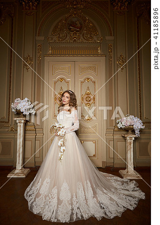 Beautiful bride in luxury baroque interior. Full-length portrait. 41185896