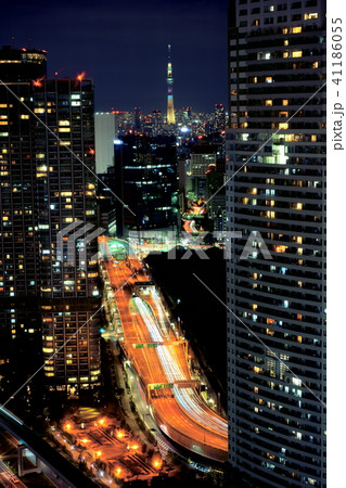 世界貿易センタービルからのビル群とスカイツリー夜景の写真素材