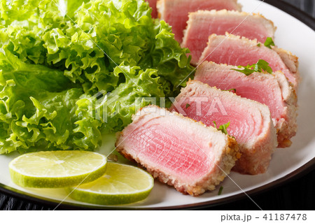 Tuna steak in breading Panko with lettuce Tuna steak in breading Panko with lettuce 41187478