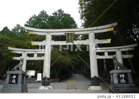 三峯神社　三ツ鳥居 41188031