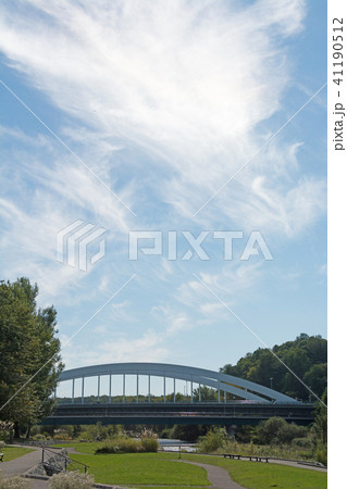 アーチ橋のある河川敷公園 41190512