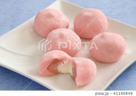ピンクの饅頭 和菓子の写真素材