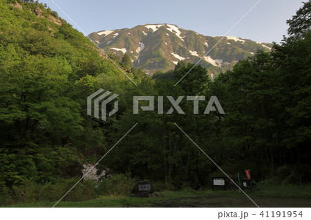 朝日を浴びる浅草岳　只見沢登山口　福島県只見町 41191954