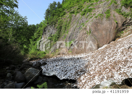 初夏の岩壁と雪渓　浅草岳只見沢　福島県只見町 41191959