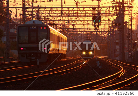 夜明けの行き交う電車 41192560