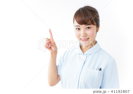 指を指す看護師 41192807