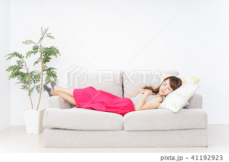 ソファで寝る若い女性 41192923