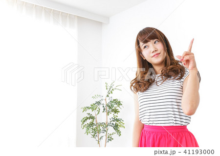 指をさす女性 指をさす女性 41193000