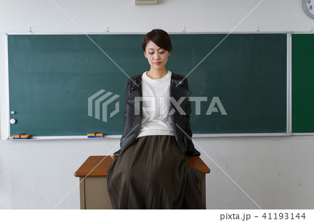 教壇に座る不良学生 教壇に座る不良学生 41193144