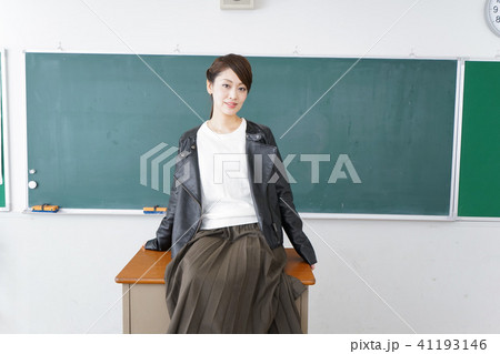 教壇に座る不良学生 41193146