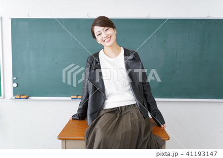 教壇に座る不良学生 教壇に座る不良学生 41193147