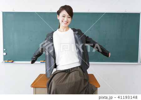 教壇に座る不良学生 41193148
