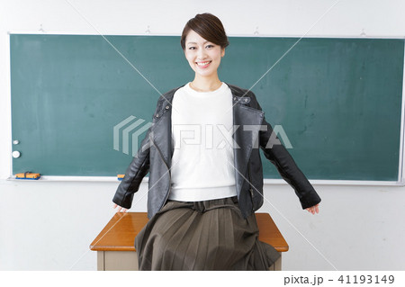 教壇に座る不良学生 41193149