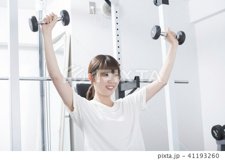 女性 トレーニング ダンベル 笑顔 女性 トレーニング ダンベル 笑顔 41193260