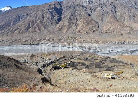 インドのヒマラヤ山岳地帯 スピティ谷のキー村 美しい山と川と村 インドのヒマラヤ山岳地帯 スピティ谷のキー村 美しい山と川と村 41193392