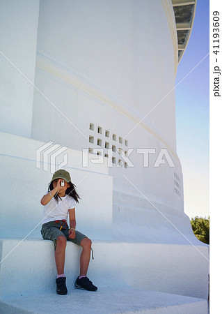 モノキュラーを覗く女の子 41193609