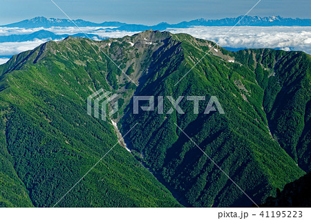 南アルプス 北岳から見る仙丈ヶ岳と乗鞍岳 槍穂高連峰の写真素材