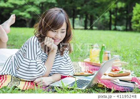ピクニック 女性 レジャー 公園 ランチ ピクニック 女性 レジャー 公園 ランチ 41195248