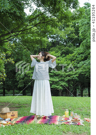 ピクニック　女性　レジャー　公園　ランチ 41195264
