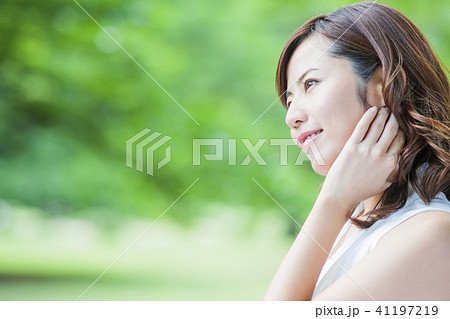 ビューティー　女性　美容　スキンケア　ポートレート　新緑 41197219