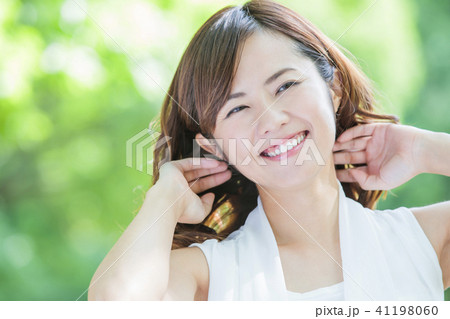 ビューティー　女性　美容　スキンケア　ポートレート　新緑 41198060