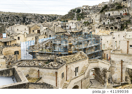 修復中のサッシを見るマテーラ洞窟住居群風景 41199036