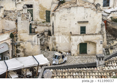 マテーラの洞窟住居と三輪自動車を見る風景 41199037