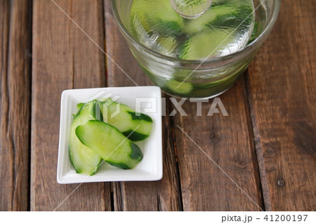 ガラスの漬物メーカーで作ったキュウリの浅漬け 41200197