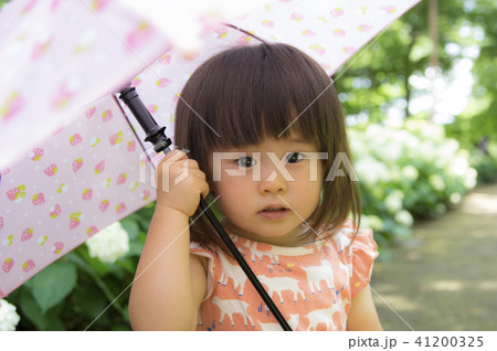 傘をさす2歳の女の子 傘をさす2歳の女の子 41200325