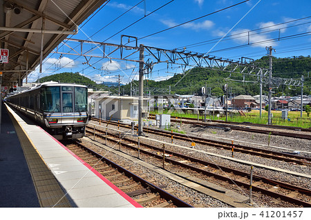 滋賀　JR米原駅に停車中の223系電車 41201457