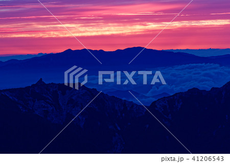 南アルプス 北岳稜線から見る夜明けの地蔵岳と奥秩父連山の写真素材