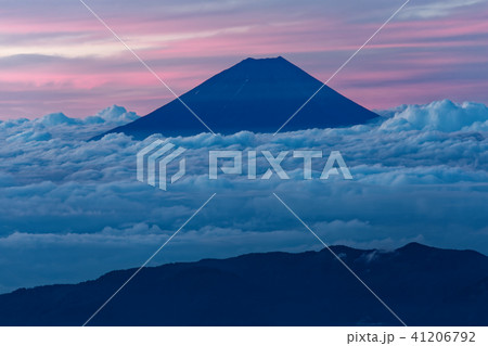 南アルプス・北岳稜線から見る朝焼けの富士山 41206792