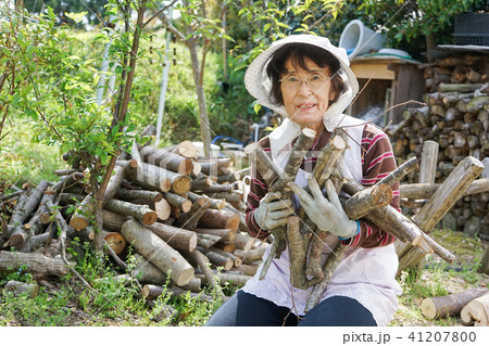 薪割りをするシニア 薪割りをするシニア 41207800