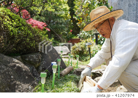 土木工事をする高齢の男性 41207974