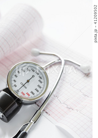 Medical manometer, cardiogram and stethoscope 41209502