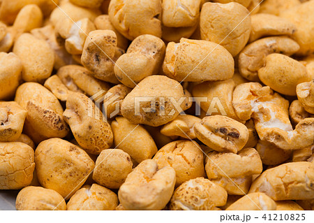 Roasted soft corn snack isolated on white 41210825
