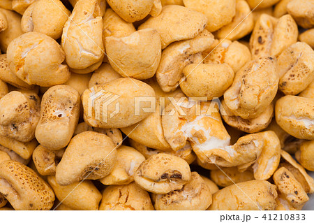 Roasted soft corn snack isolated on white 41210833