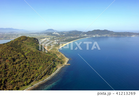 福岡市西区 佐賀県唐津の海岸空撮 福岡市西区今津大原海水浴場 毘沙門山の写真素材