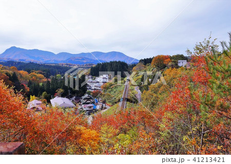 紅葉の温泉街 紅葉の温泉街 41213421