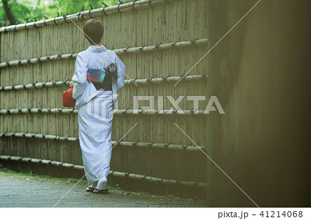 お中元を届ける女性 41214068