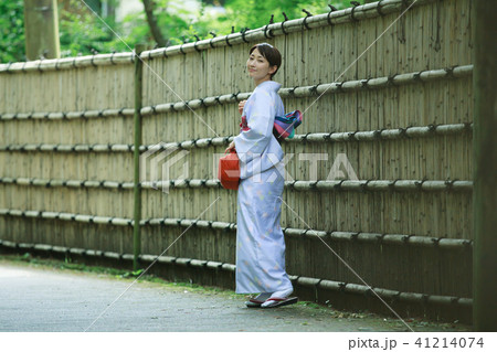 お中元を届ける女性 41214074
