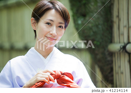 お中元を届ける女性 お中元を届ける女性 41214114