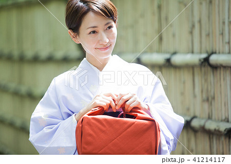 お中元を届ける女性 41214117