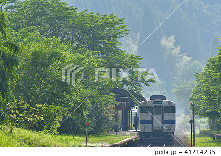 嘉例川駅に停車中の列車 41214235